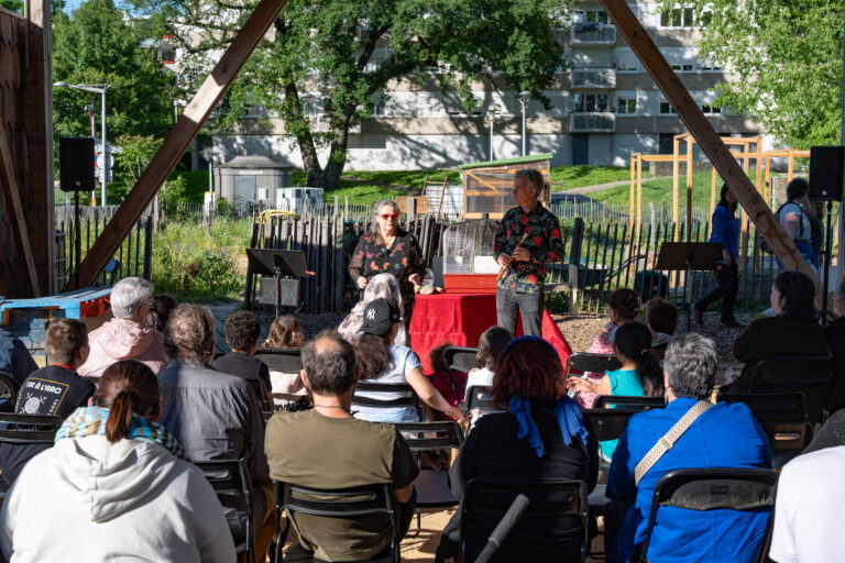 C'est rapport aux bêtes- Hall agriculturelle de la Duchère Dans le cadre des 48h de l'agriculture urbaine Photo : Laurence Danière